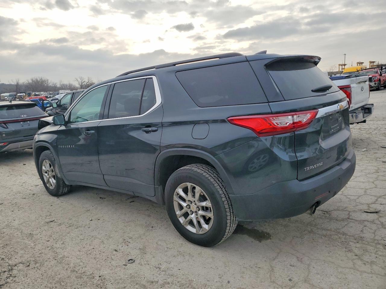 2020 CHEVROLET TRAVERSE LT photo 2