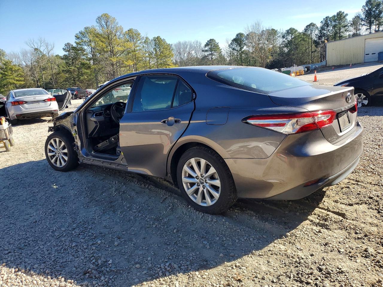 2018 TOYOTA CAMRY L photo 3