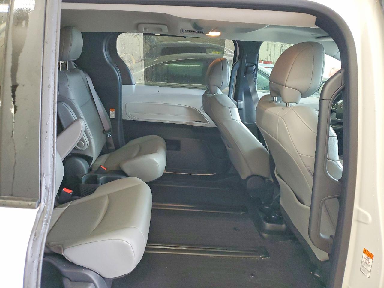 2025 TOYOTA SIENNA XLE photo 11