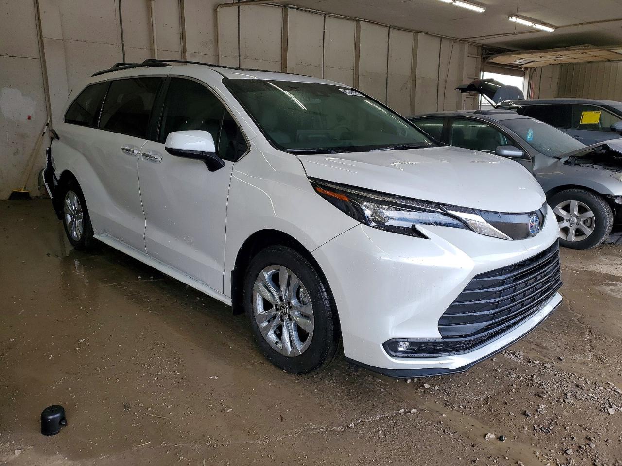 2025 TOYOTA SIENNA XLE photo 4