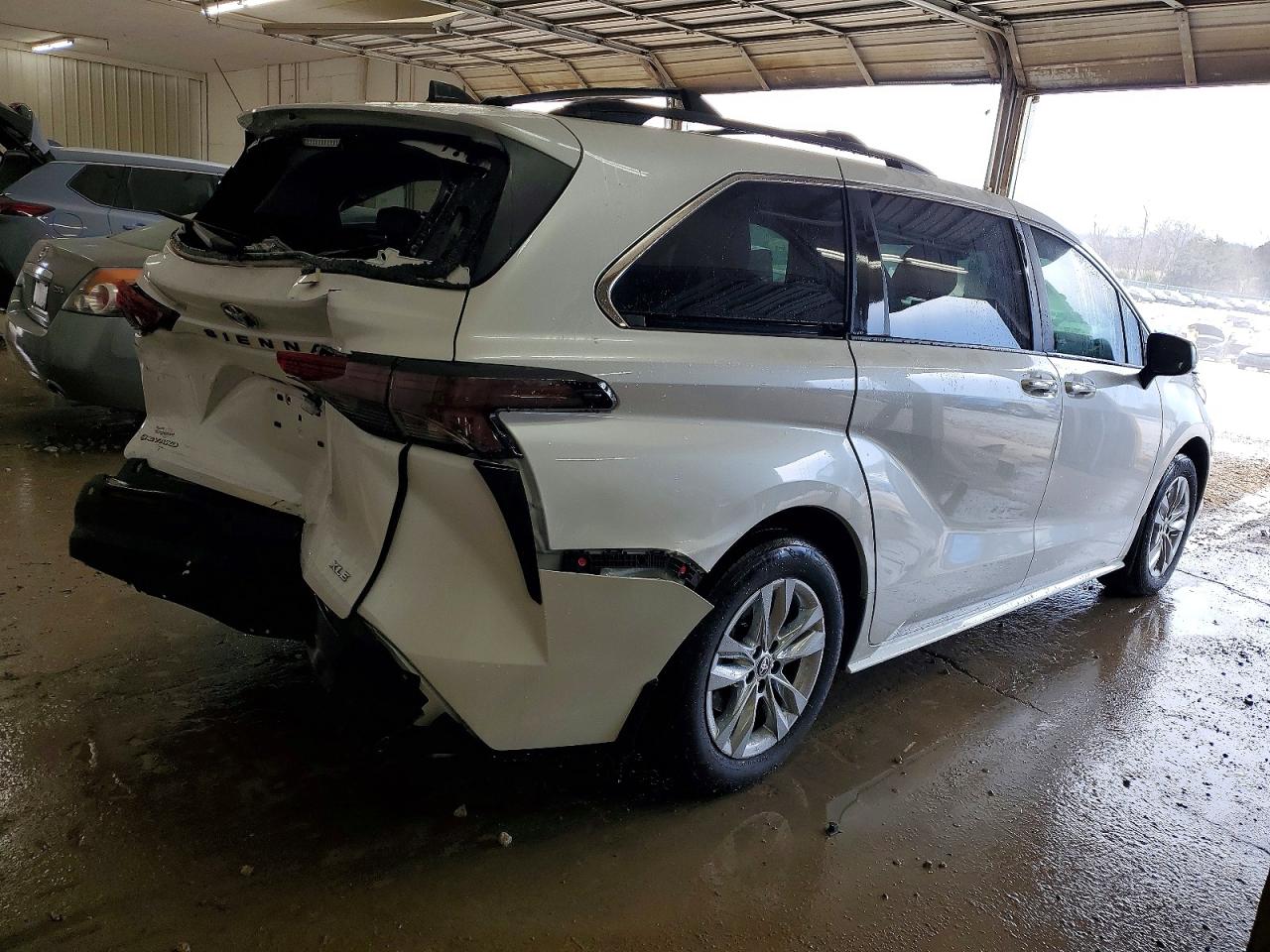 2025 TOYOTA SIENNA XLE photo 3