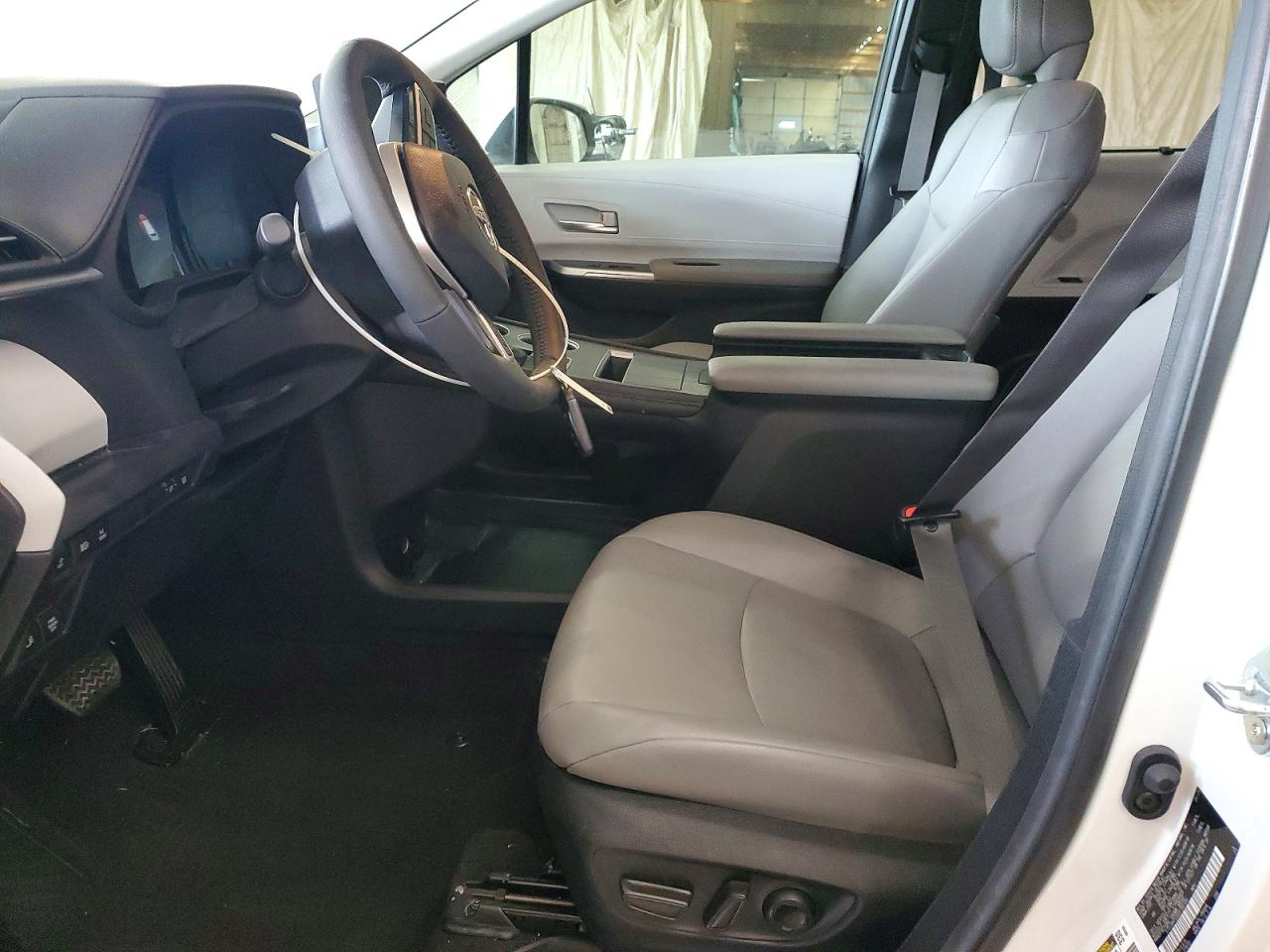 2025 TOYOTA SIENNA XLE photo 7