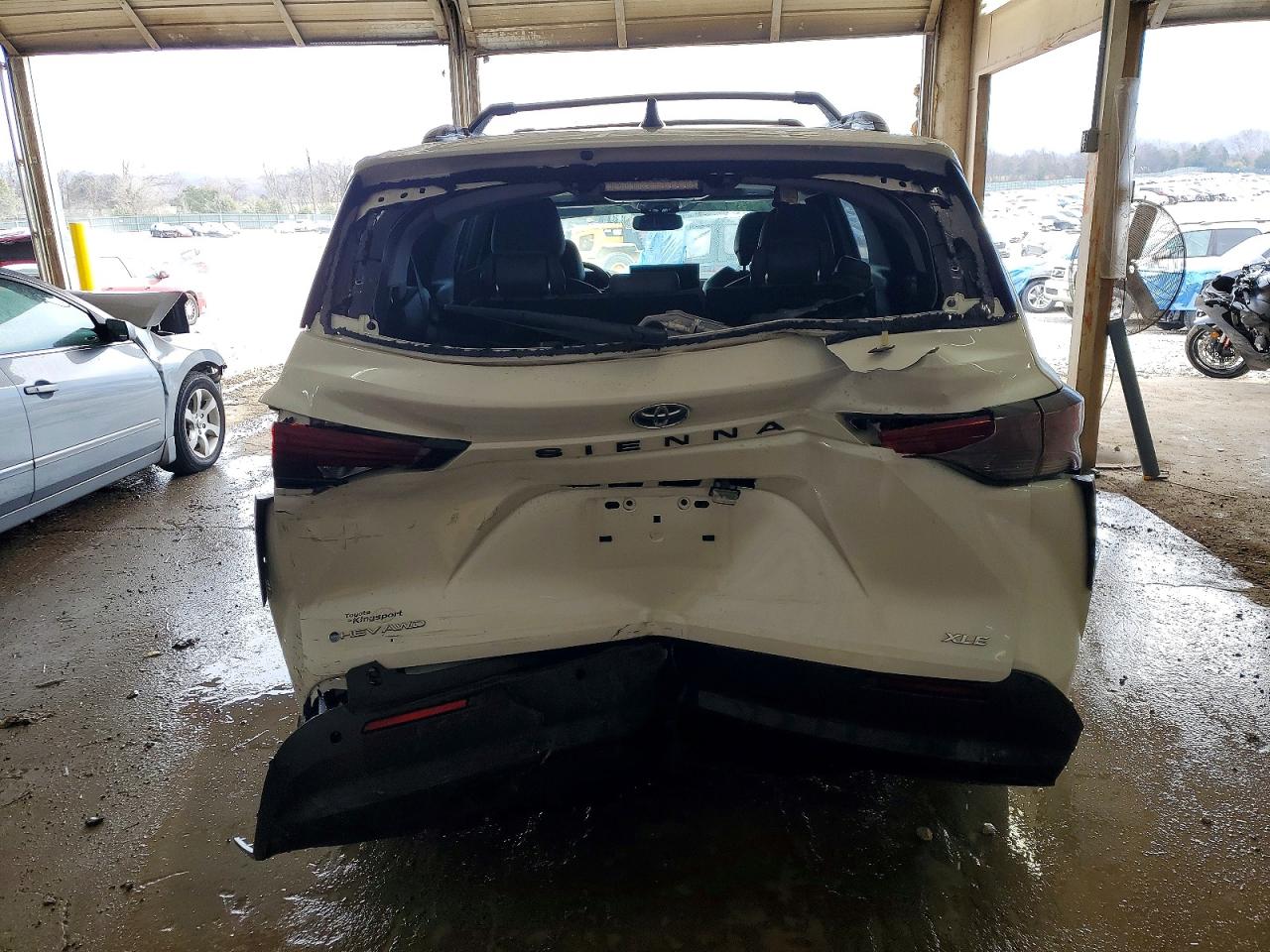 2025 TOYOTA SIENNA XLE photo 6