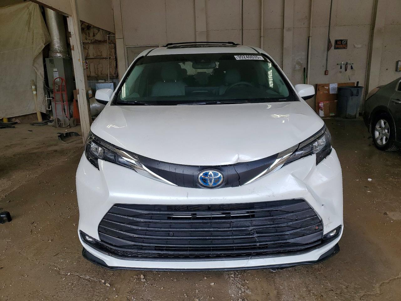 2025 TOYOTA SIENNA XLE photo 5