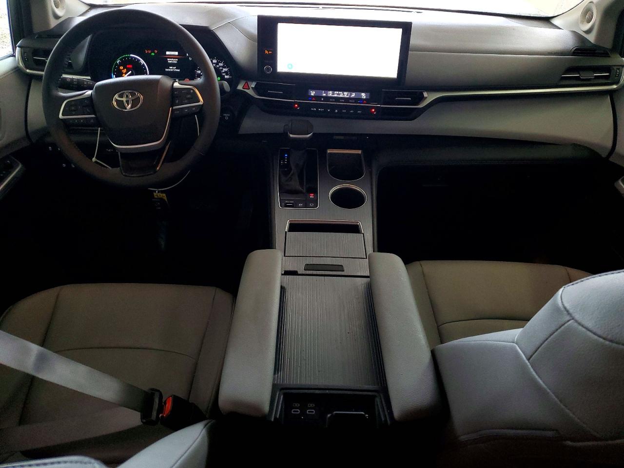 2025 TOYOTA SIENNA XLE photo 8