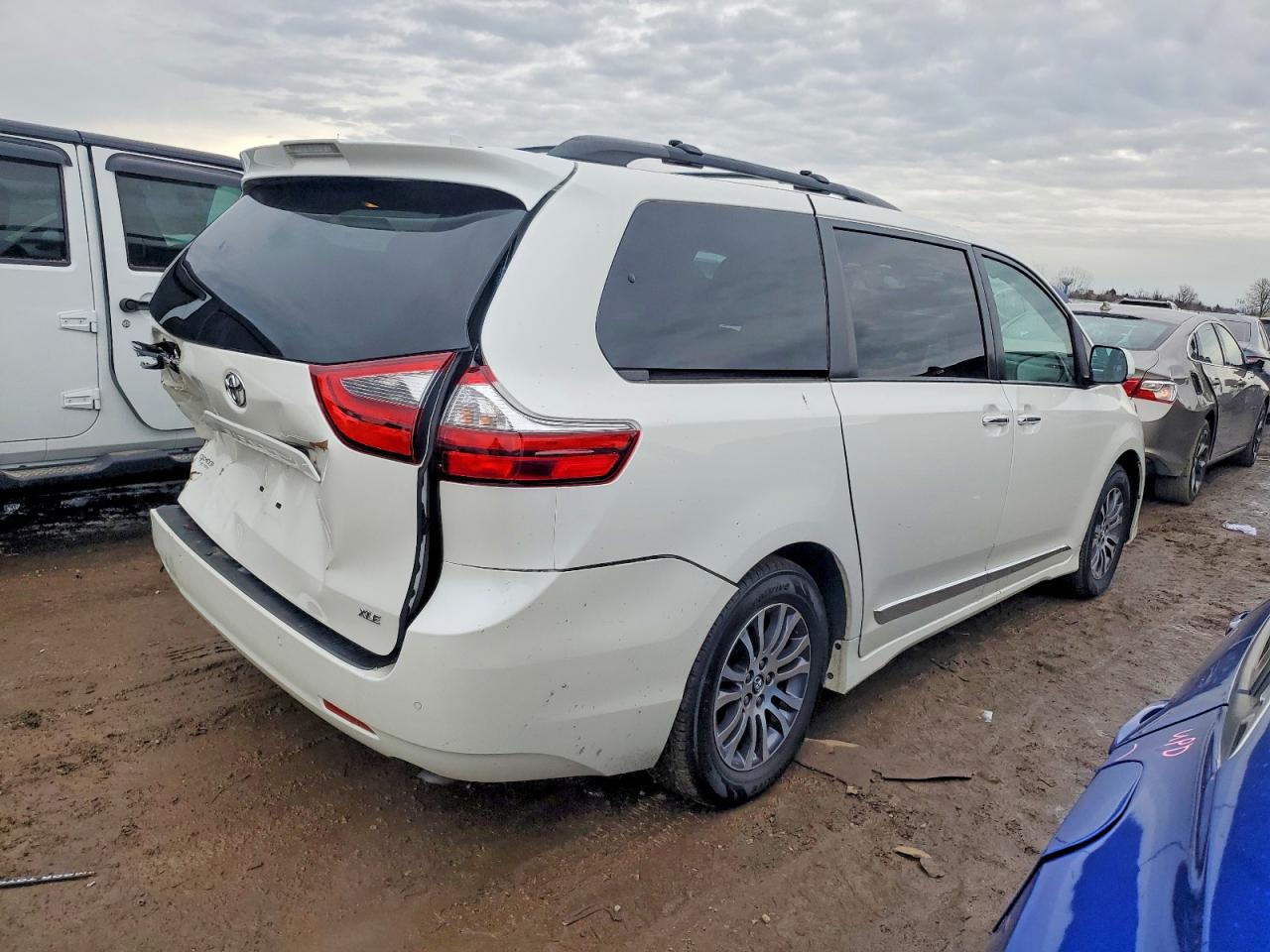 2020 TOYOTA SIENNA XLE PREMIUM 8-PASSENGER photo 3