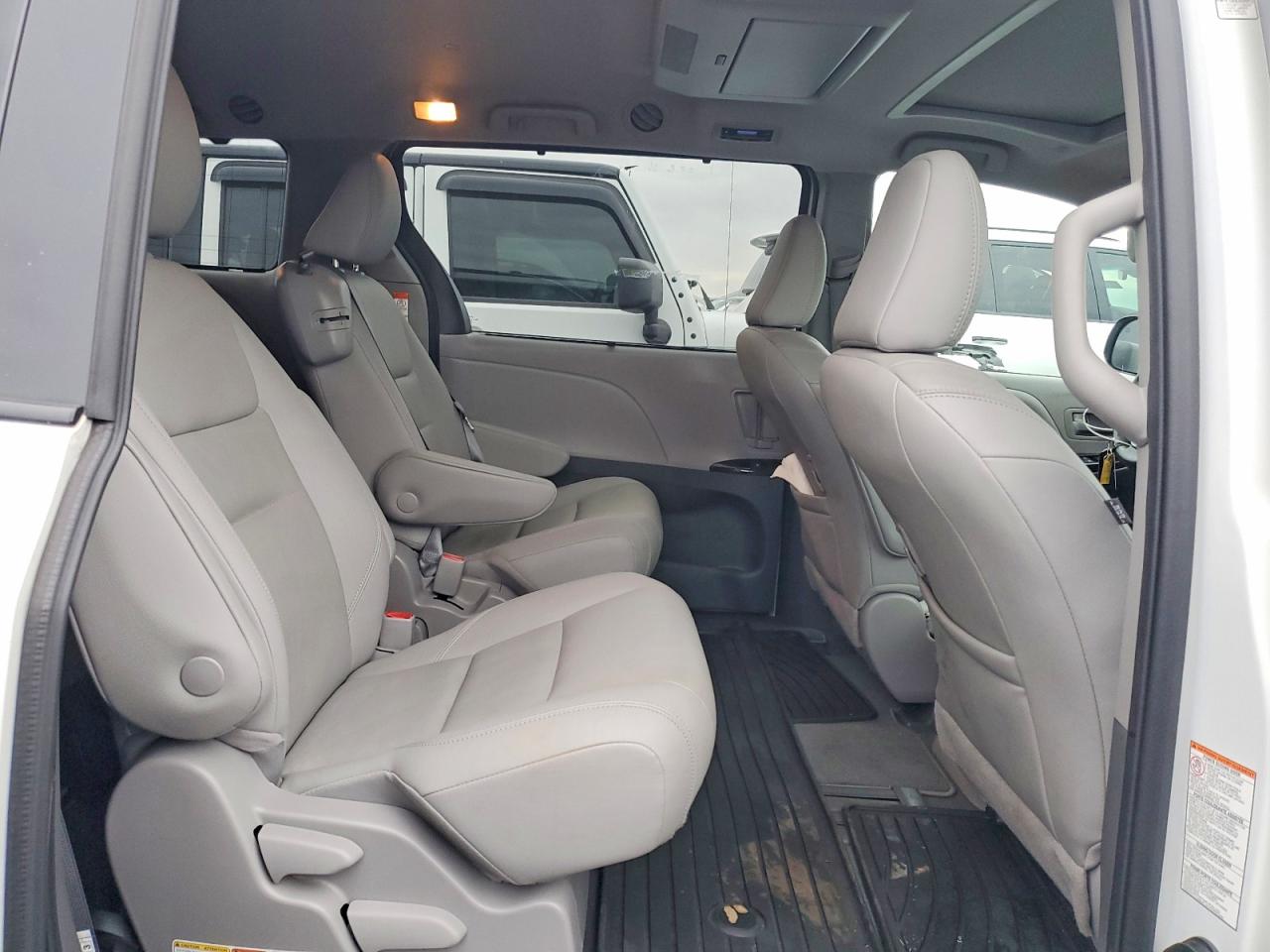 2020 TOYOTA SIENNA XLE PREMIUM 8-PASSENGER photo 11