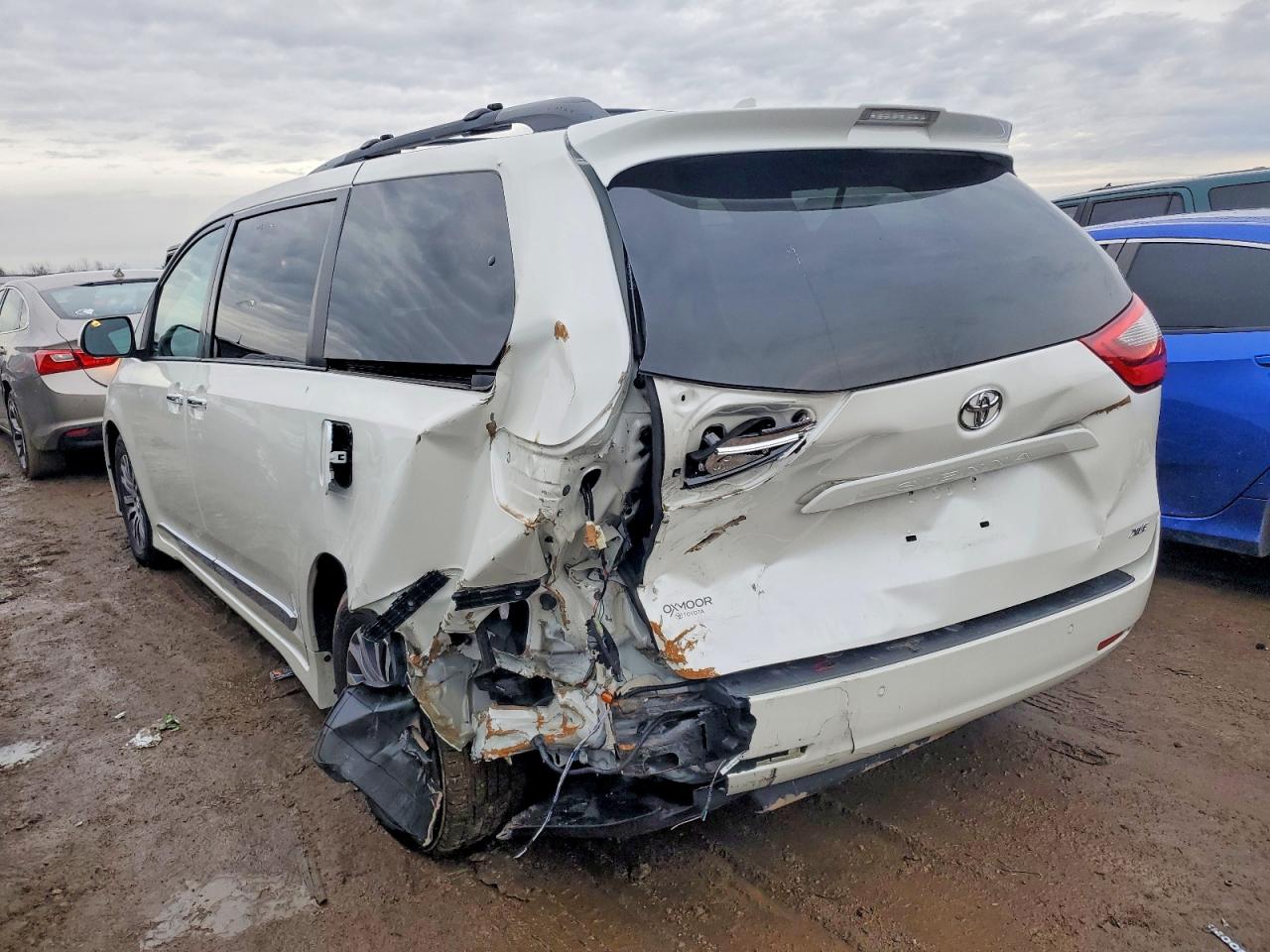 2020 TOYOTA SIENNA XLE PREMIUM 8-PASSENGER photo 2