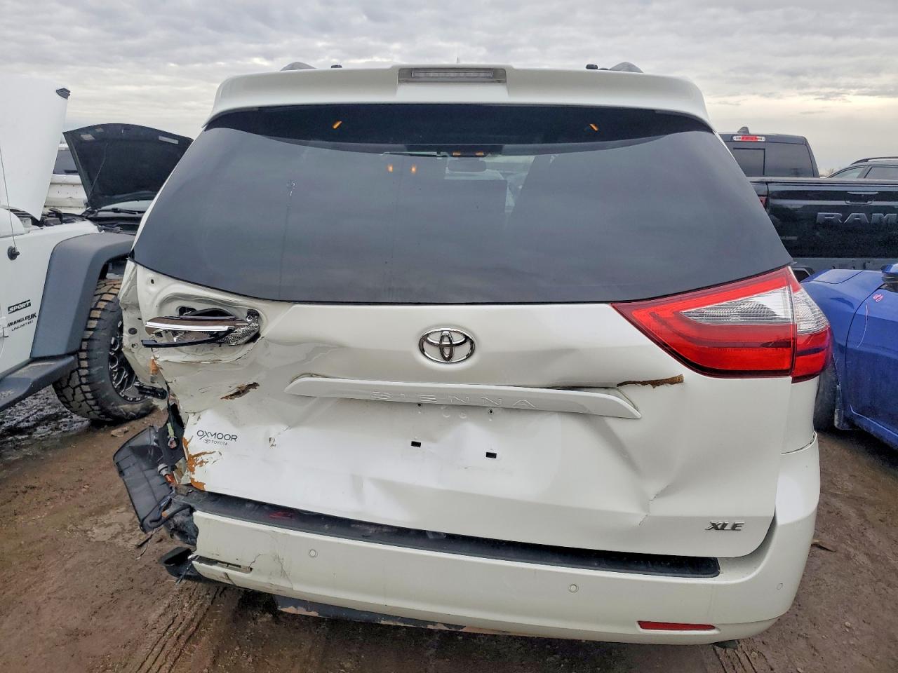 2020 TOYOTA SIENNA XLE PREMIUM 8-PASSENGER photo 6