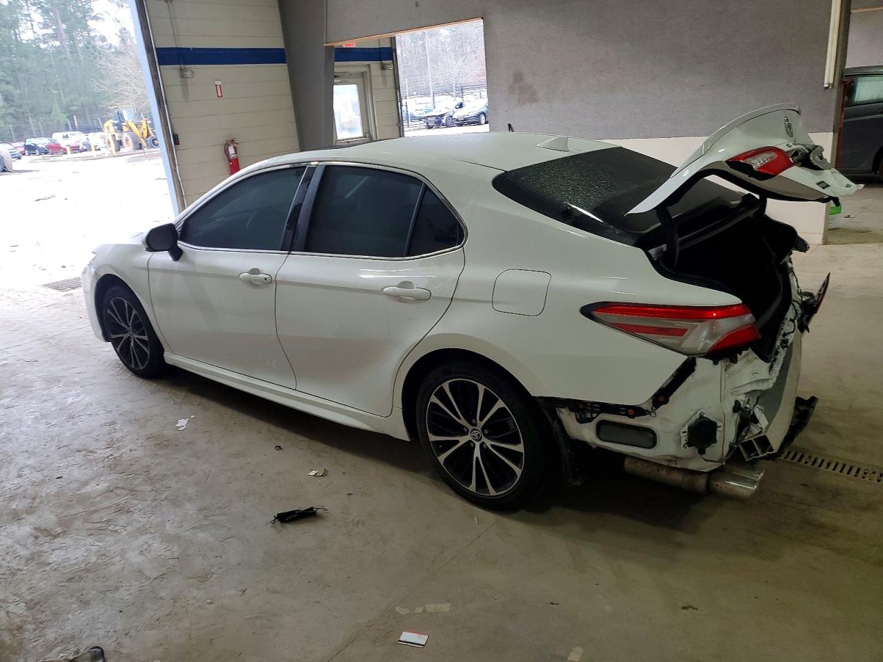 2019 TOYOTA CAMRY L photo 2