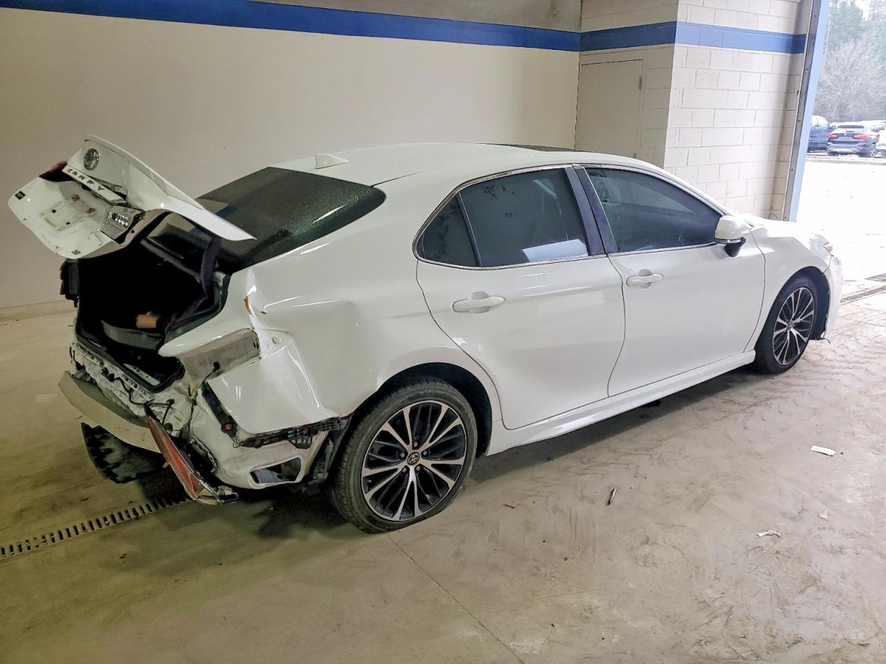 2019 TOYOTA CAMRY L photo 3