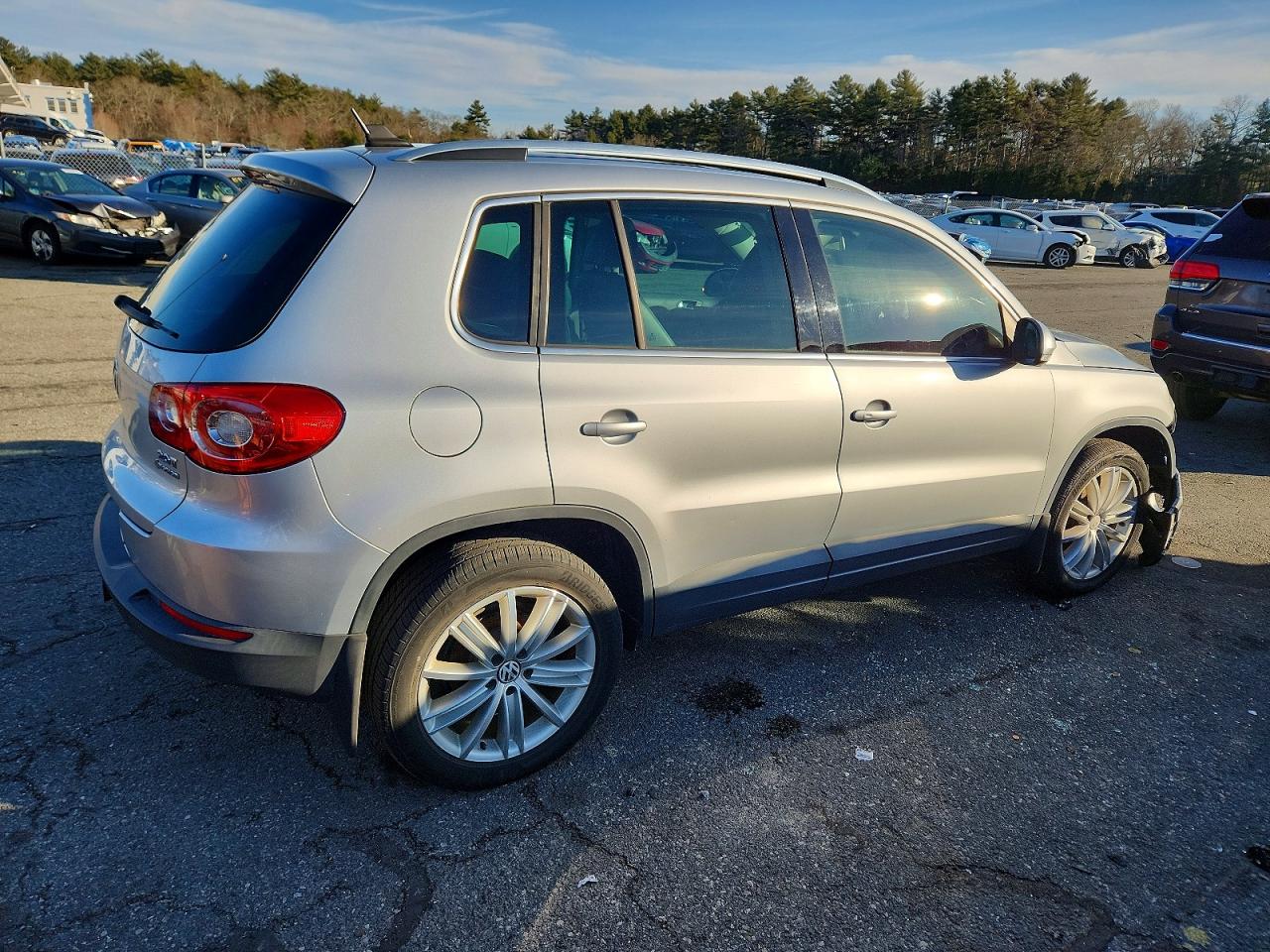 2011 VOLKSWAGEN TIGUAN S photo 7