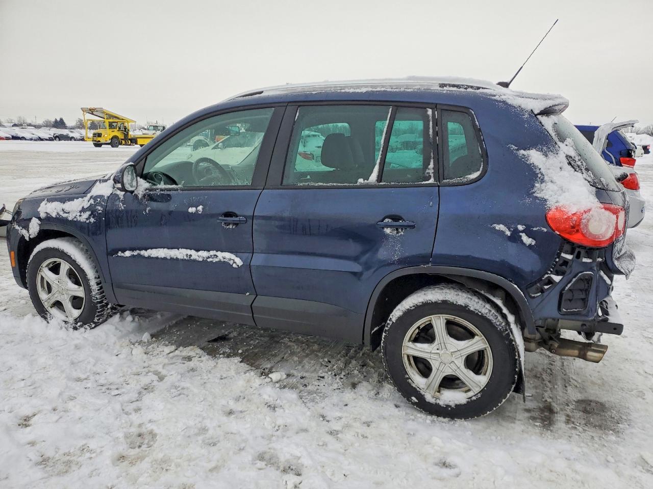 2011 VOLKSWAGEN TIGUAN S photo 2