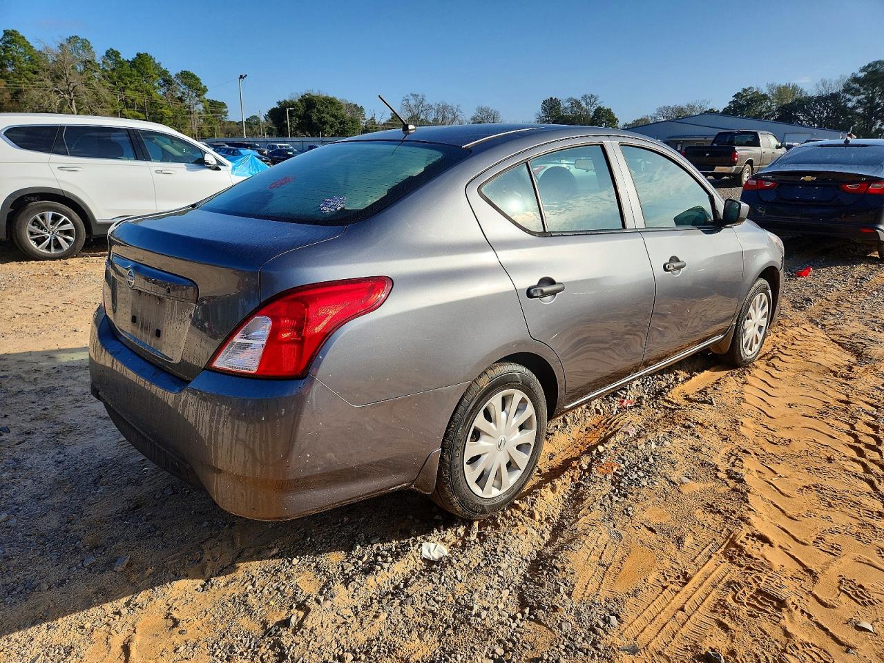 2018 NISSAN VERSA S photo 3