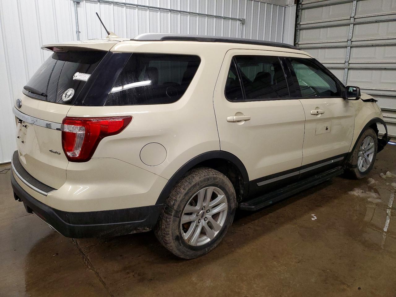 2018 FORD EXPLORER XLT photo 3