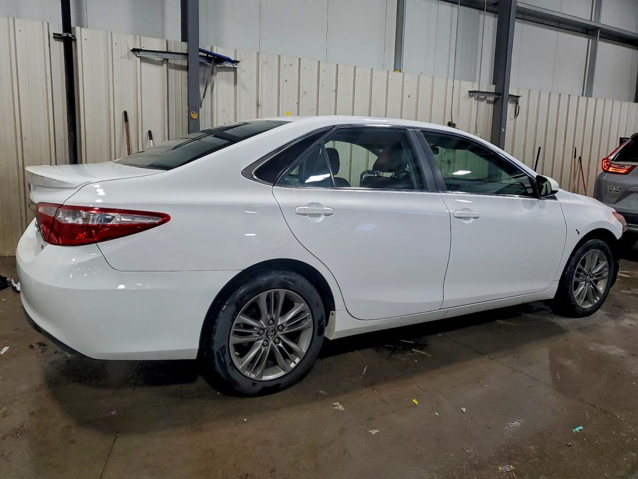 2016 TOYOTA CAMRY LE photo 3
