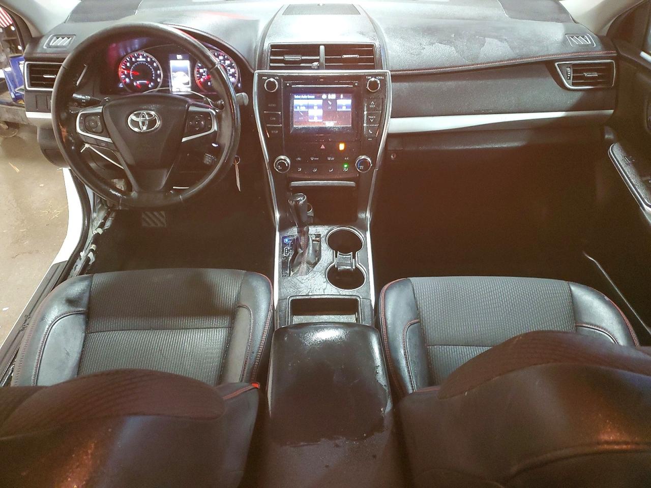 2016 TOYOTA CAMRY LE photo 8
