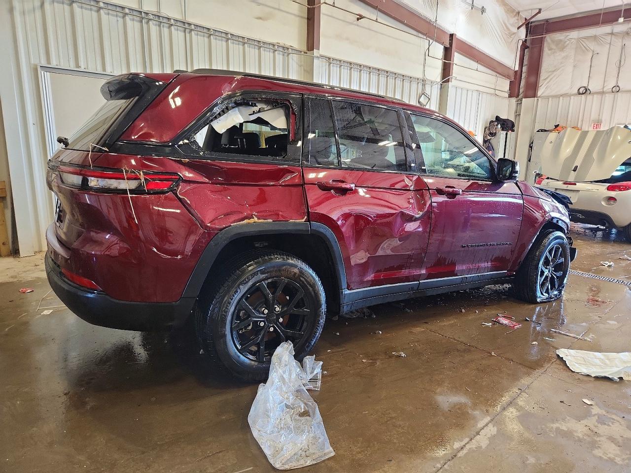 2024 JEEP GRAND CHEROKEE LAREDO photo 3