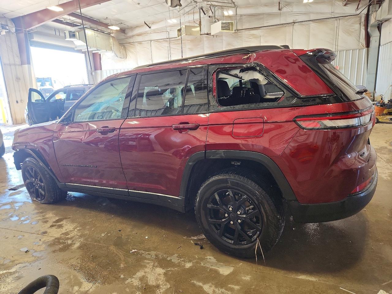 2024 JEEP GRAND CHEROKEE LAREDO photo 2