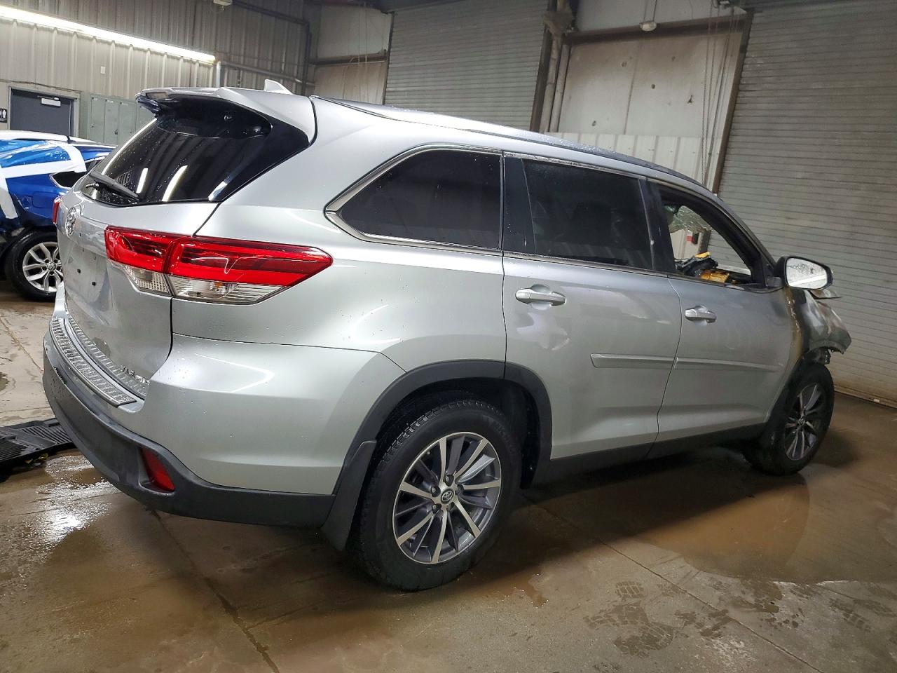 2019 TOYOTA HIGHLANDER SE photo 3