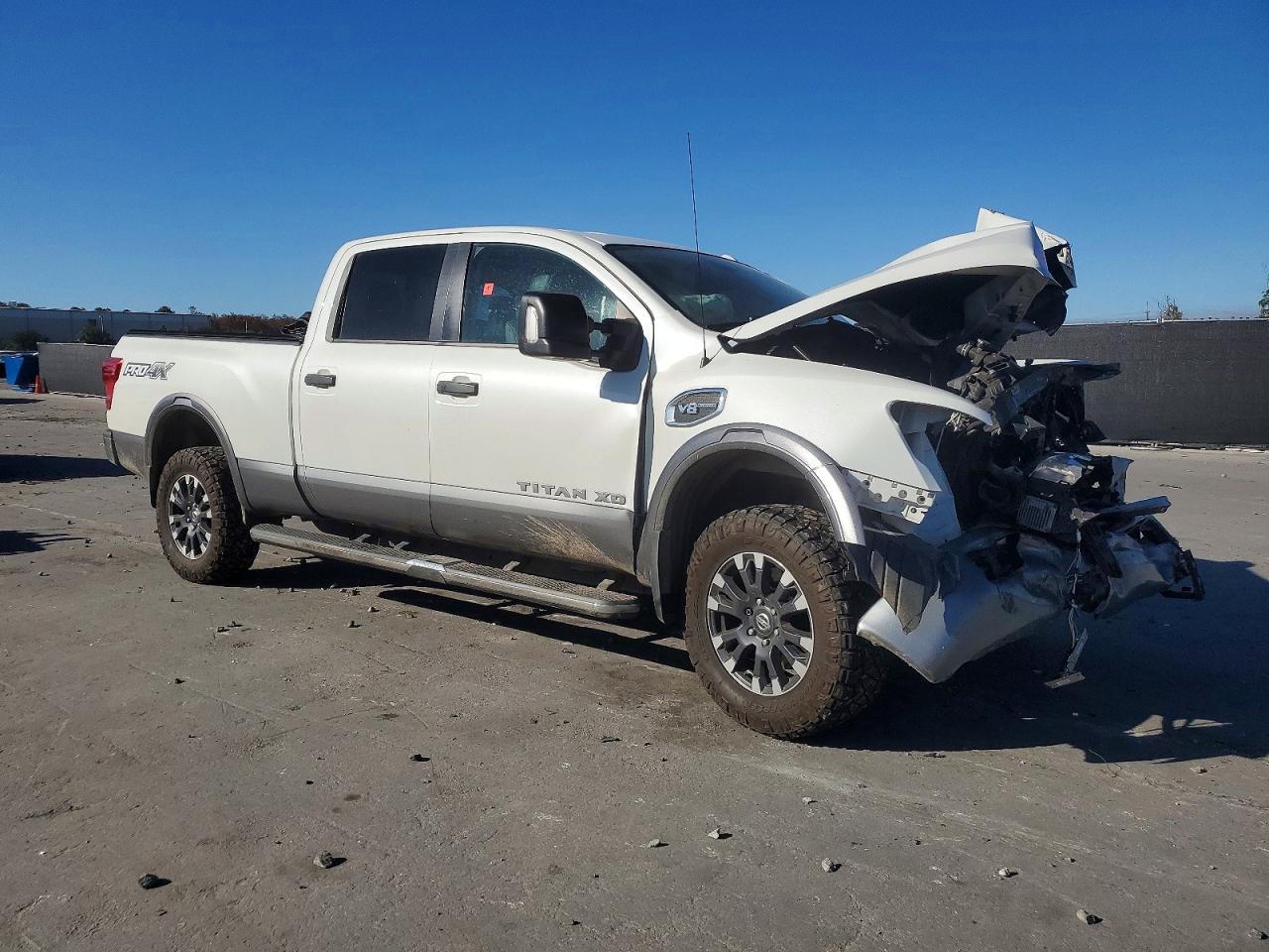 2018 NISSAN TITAN XD SL photo 4