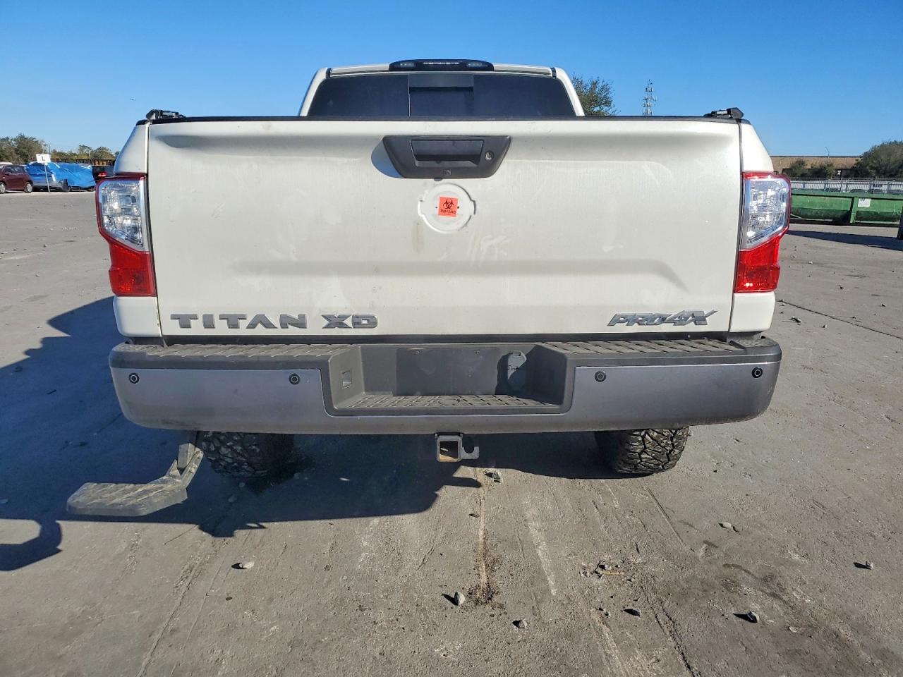 2018 NISSAN TITAN XD SL photo 6