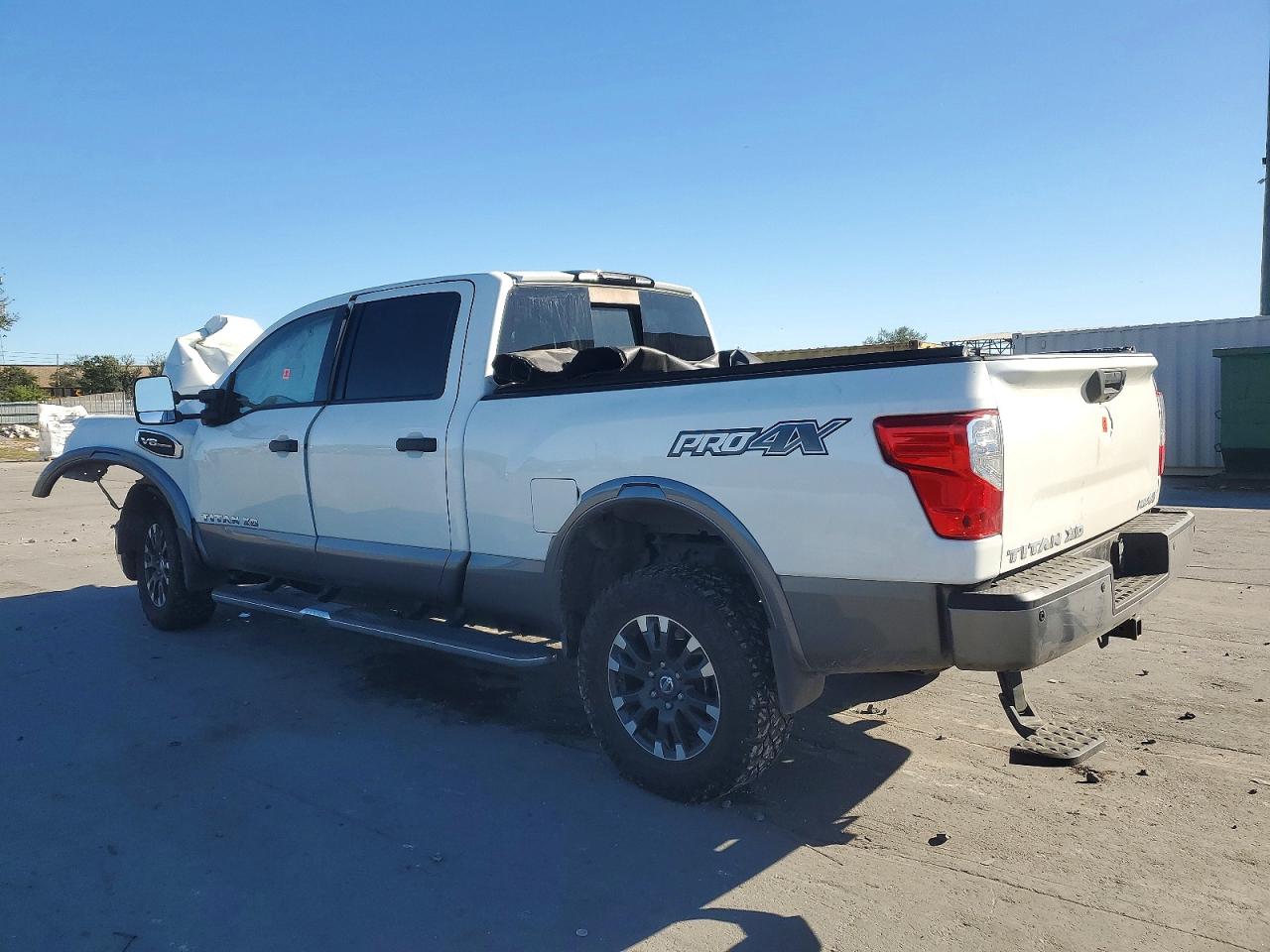 2018 NISSAN TITAN XD SL photo 2