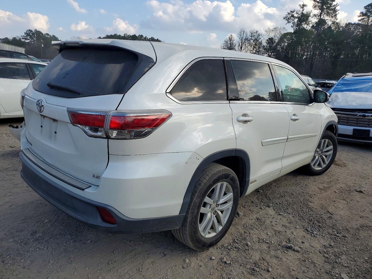 2014 TOYOTA HIGHLANDER LE photo 3