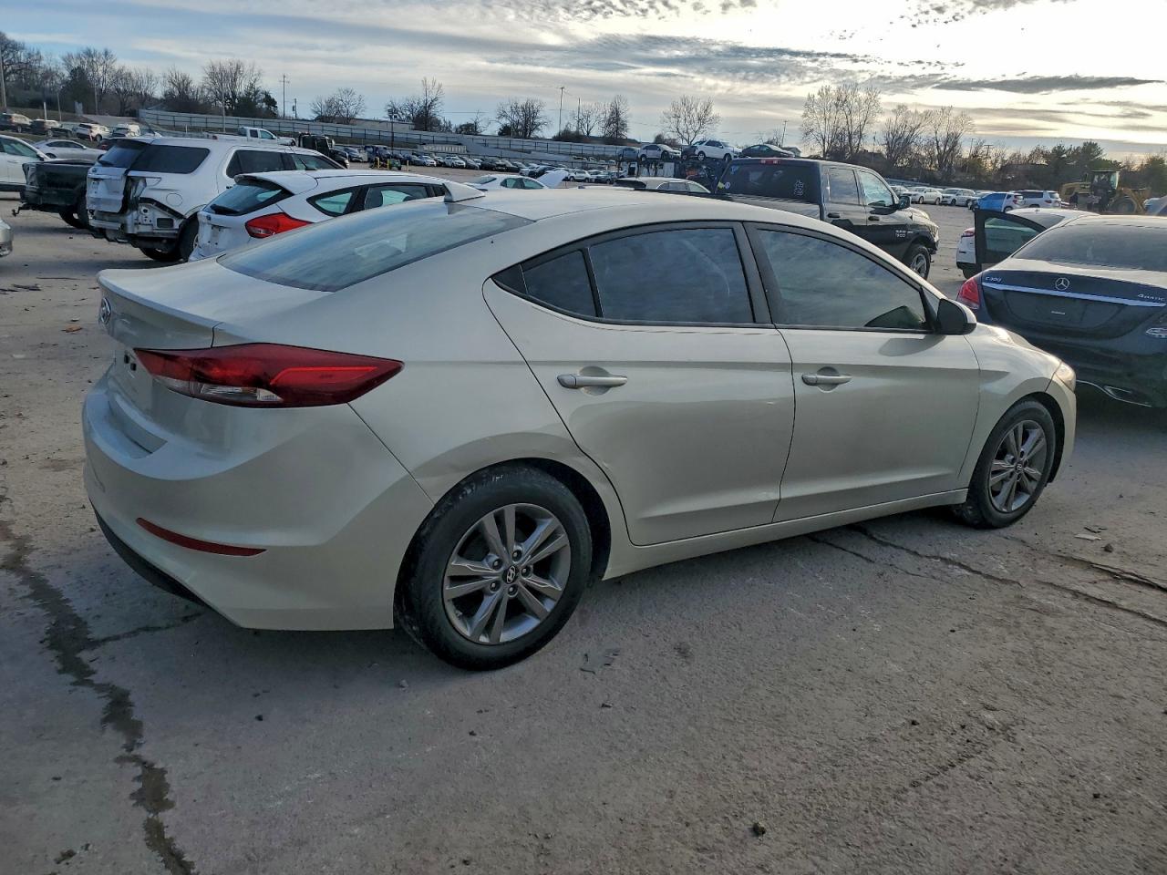2017 HYUNDAI ELANTRA SE photo 3