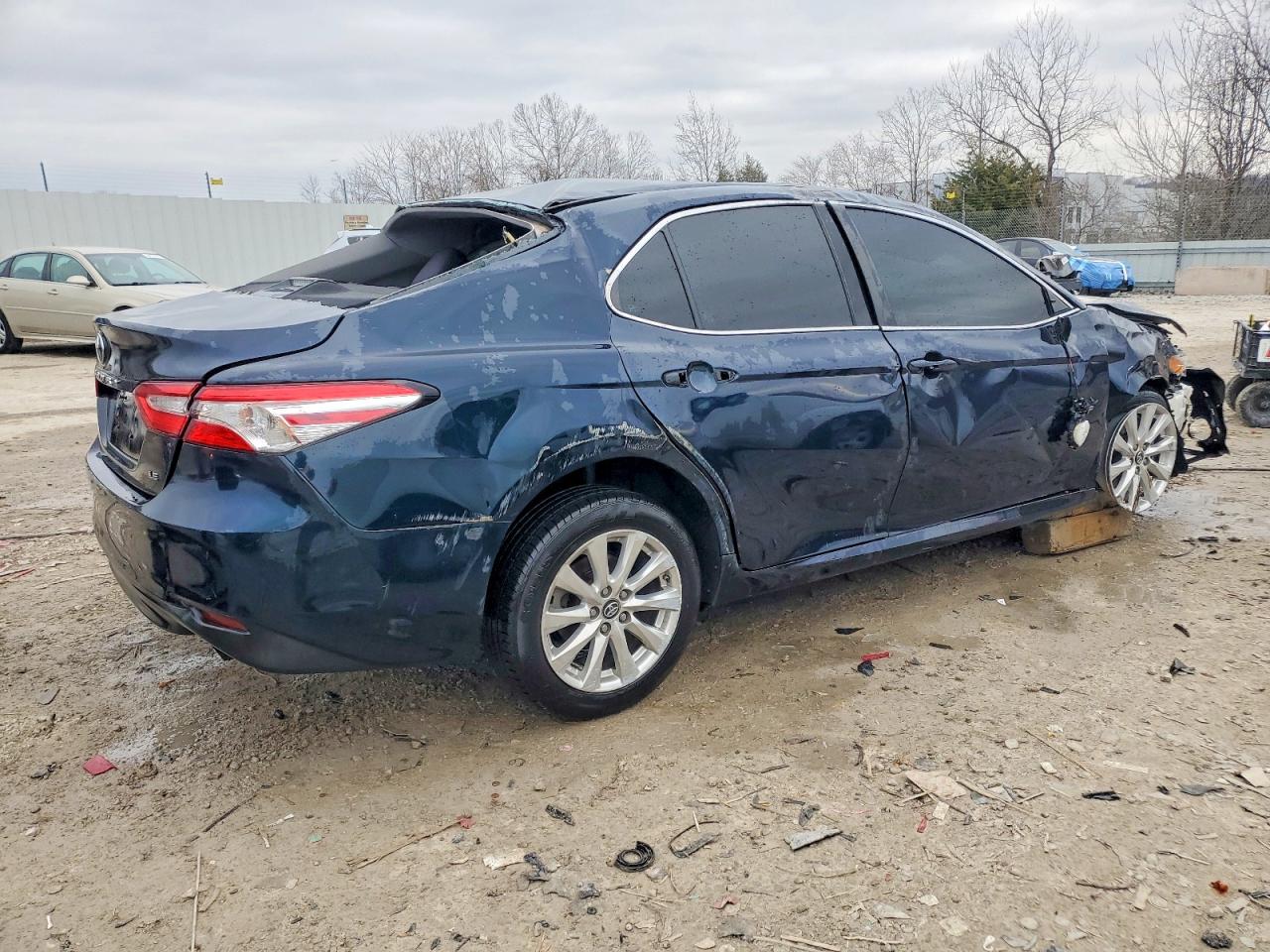 2018 TOYOTA CAMRY L photo 3