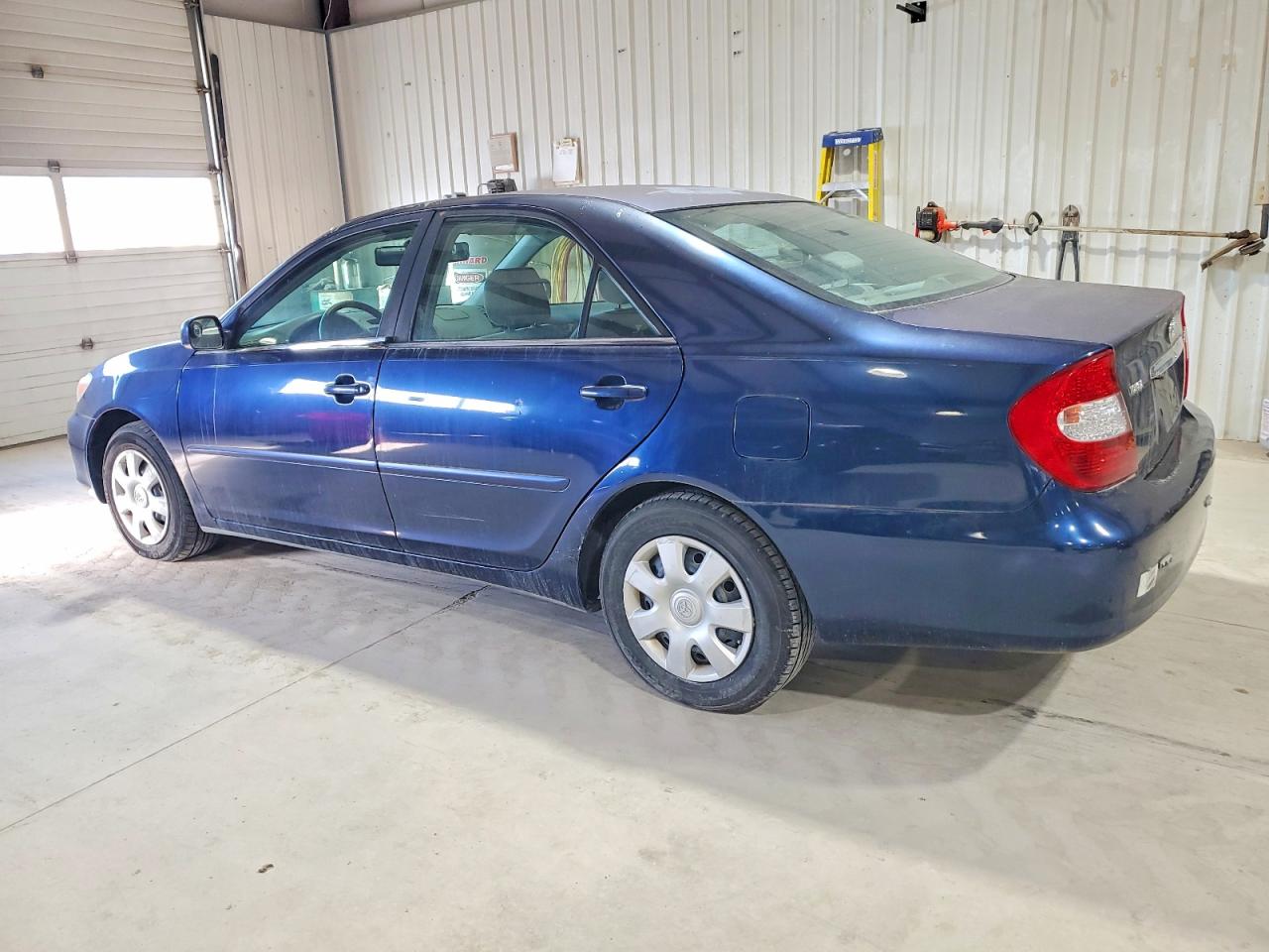 2002 TOYOTA CAMRY LE photo 2