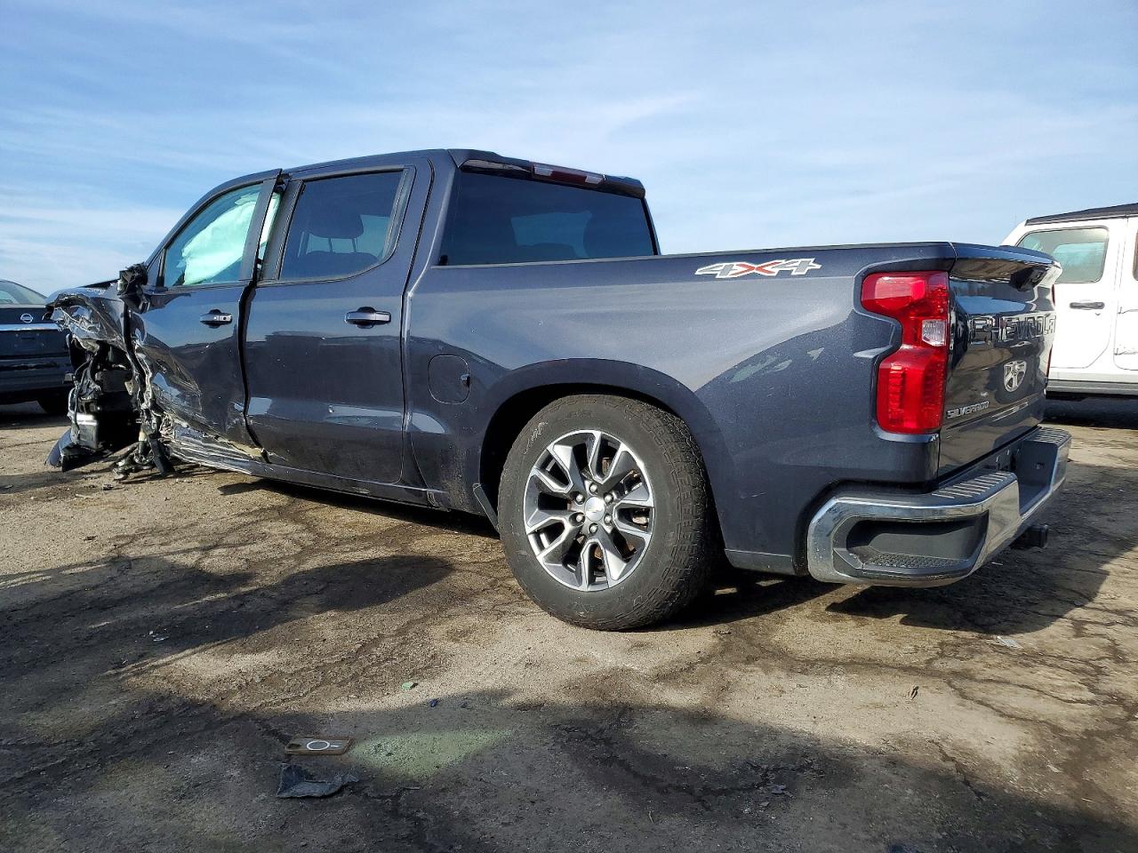 2024 CHEVROLET SILVERADO K1500 LT-L photo 2