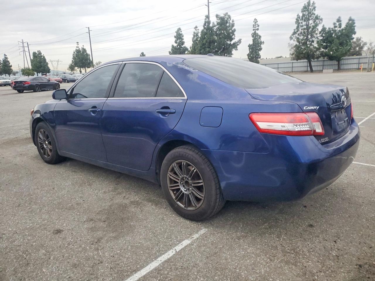 2011 TOYOTA CAMRY BASE photo 2