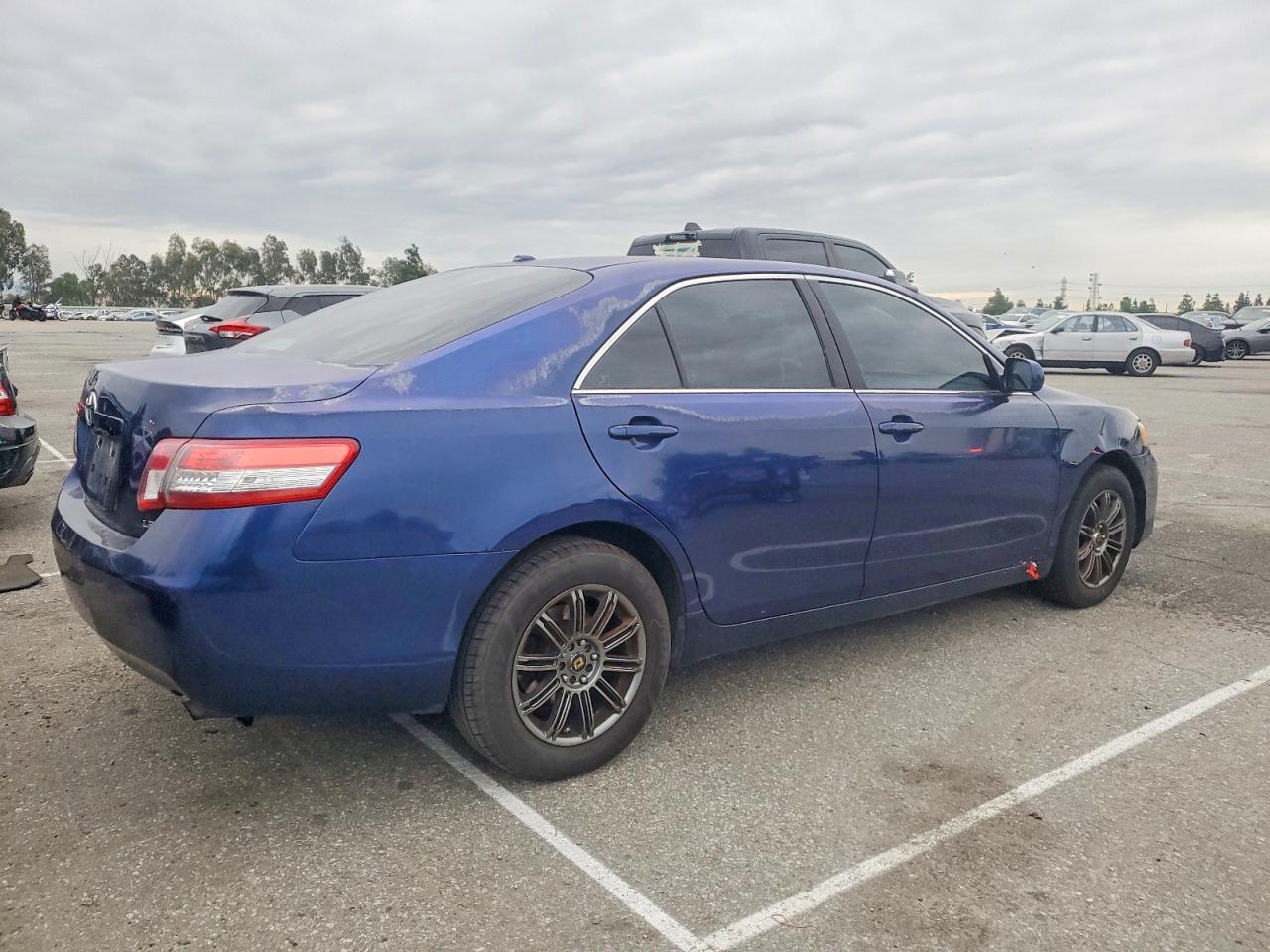 2011 TOYOTA CAMRY BASE photo 3