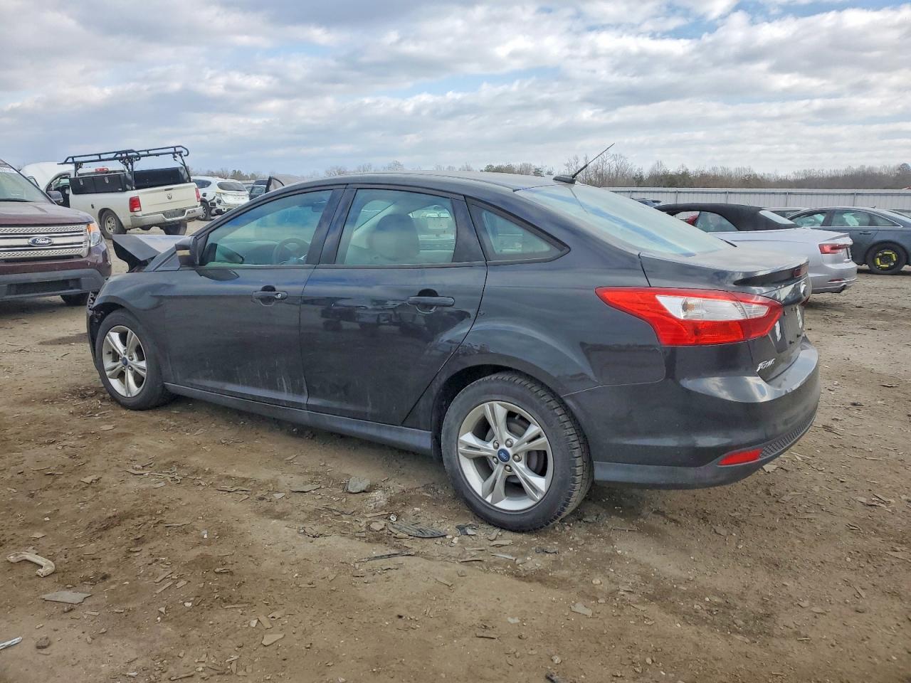 2013 FORD FOCUS SE photo 2