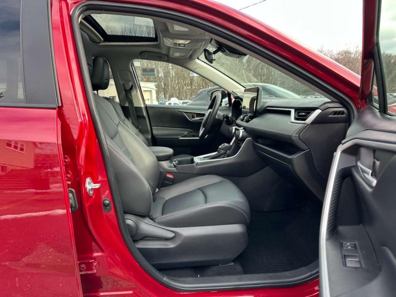 2025 TOYOTA RAV4 XLE PREMIUM photo 9