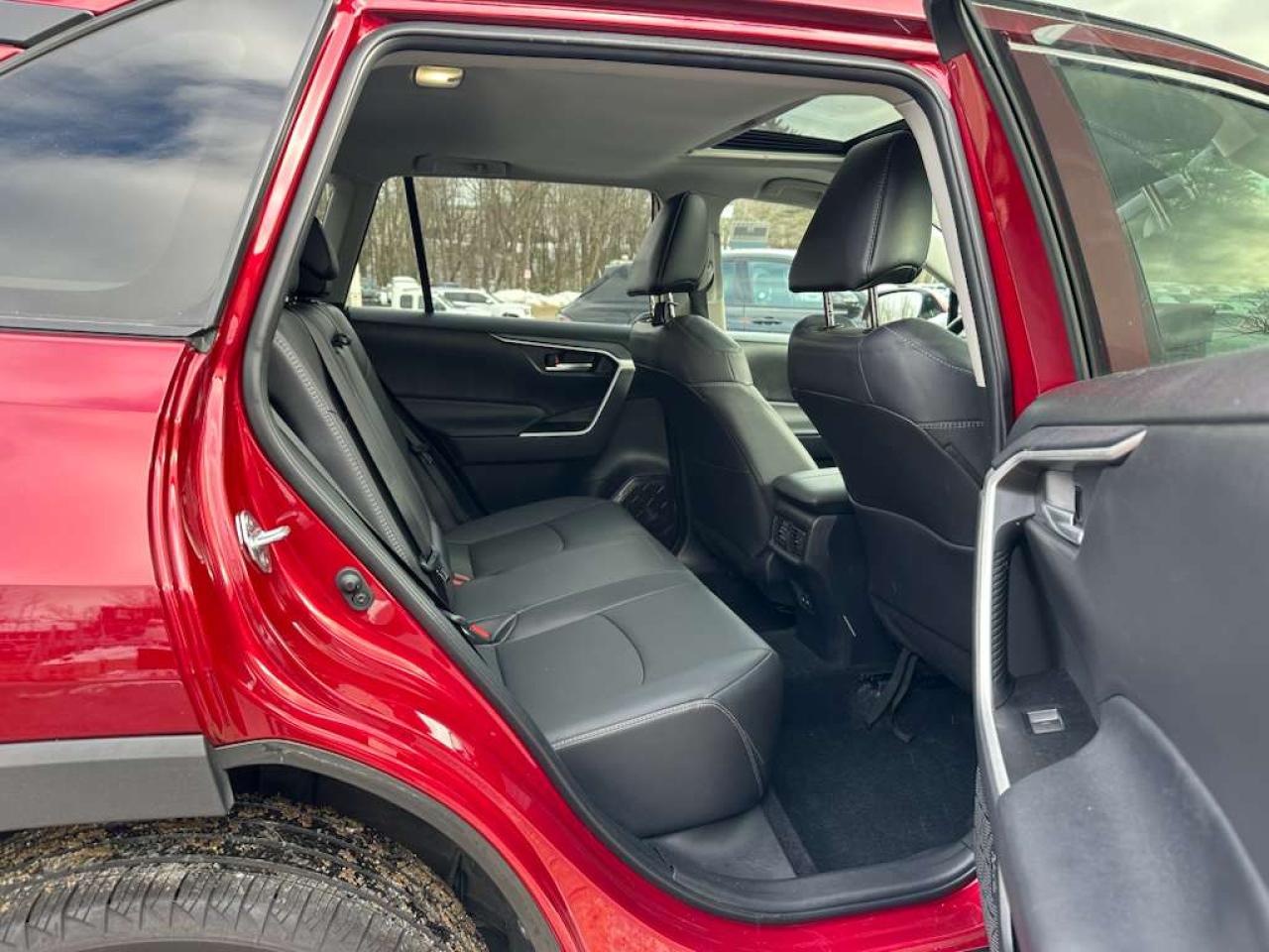 2025 TOYOTA RAV4 XLE PREMIUM photo 6