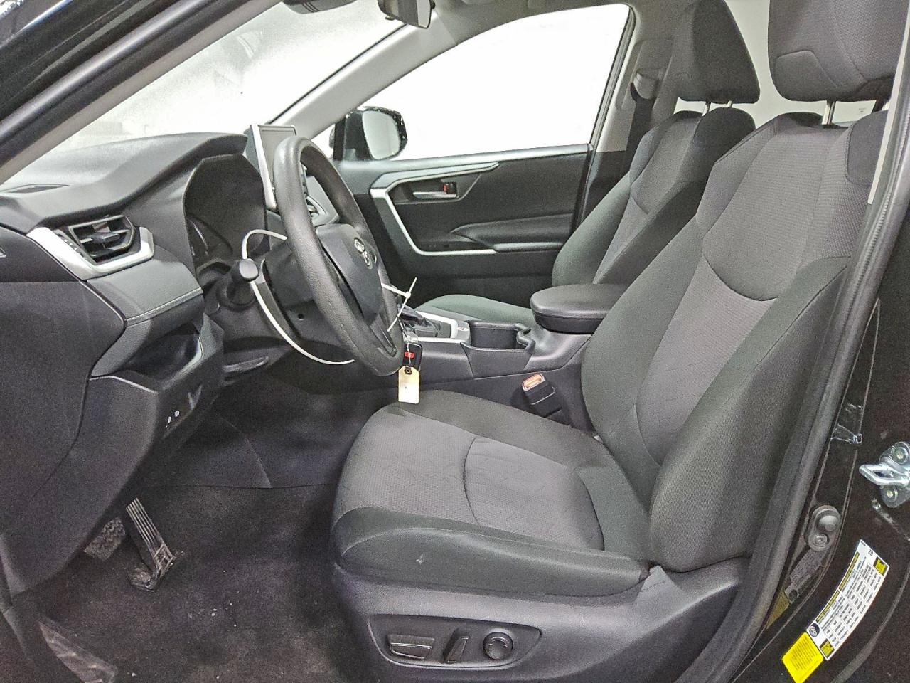 2025 TOYOTA RAV4 XLE photo 7