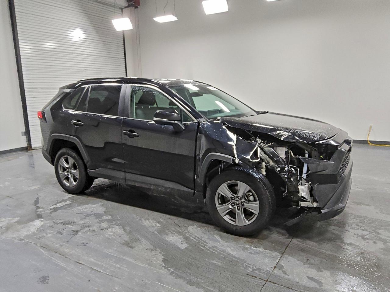 2025 TOYOTA RAV4 XLE photo 4