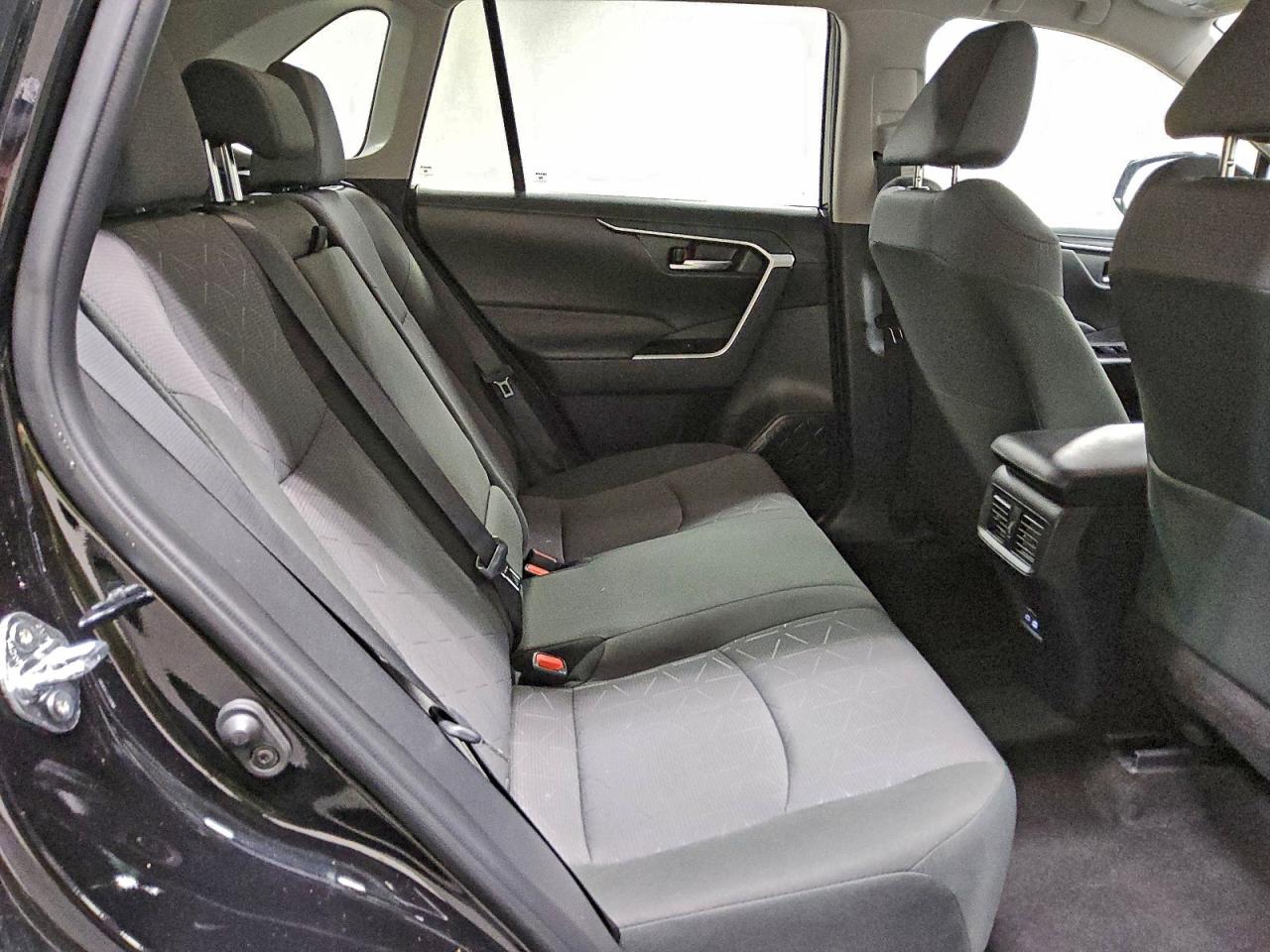 2025 TOYOTA RAV4 XLE photo 11
