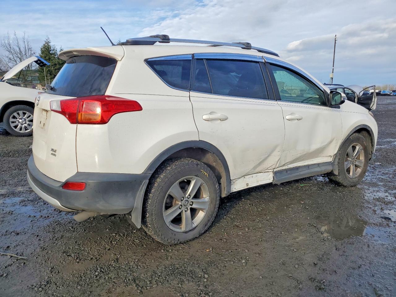 2015 TOYOTA RAV4 XLE photo 3