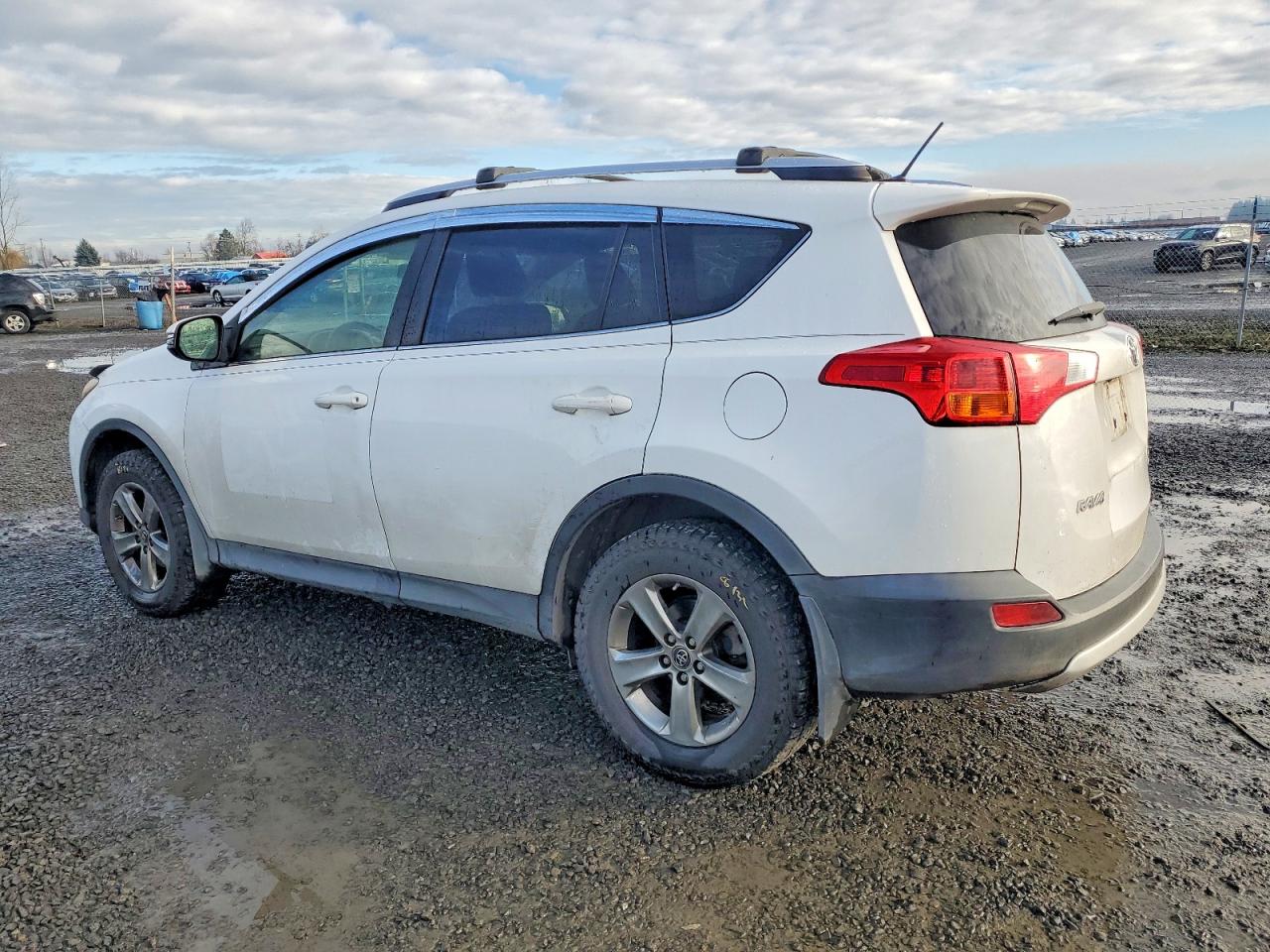 2015 TOYOTA RAV4 XLE photo 2