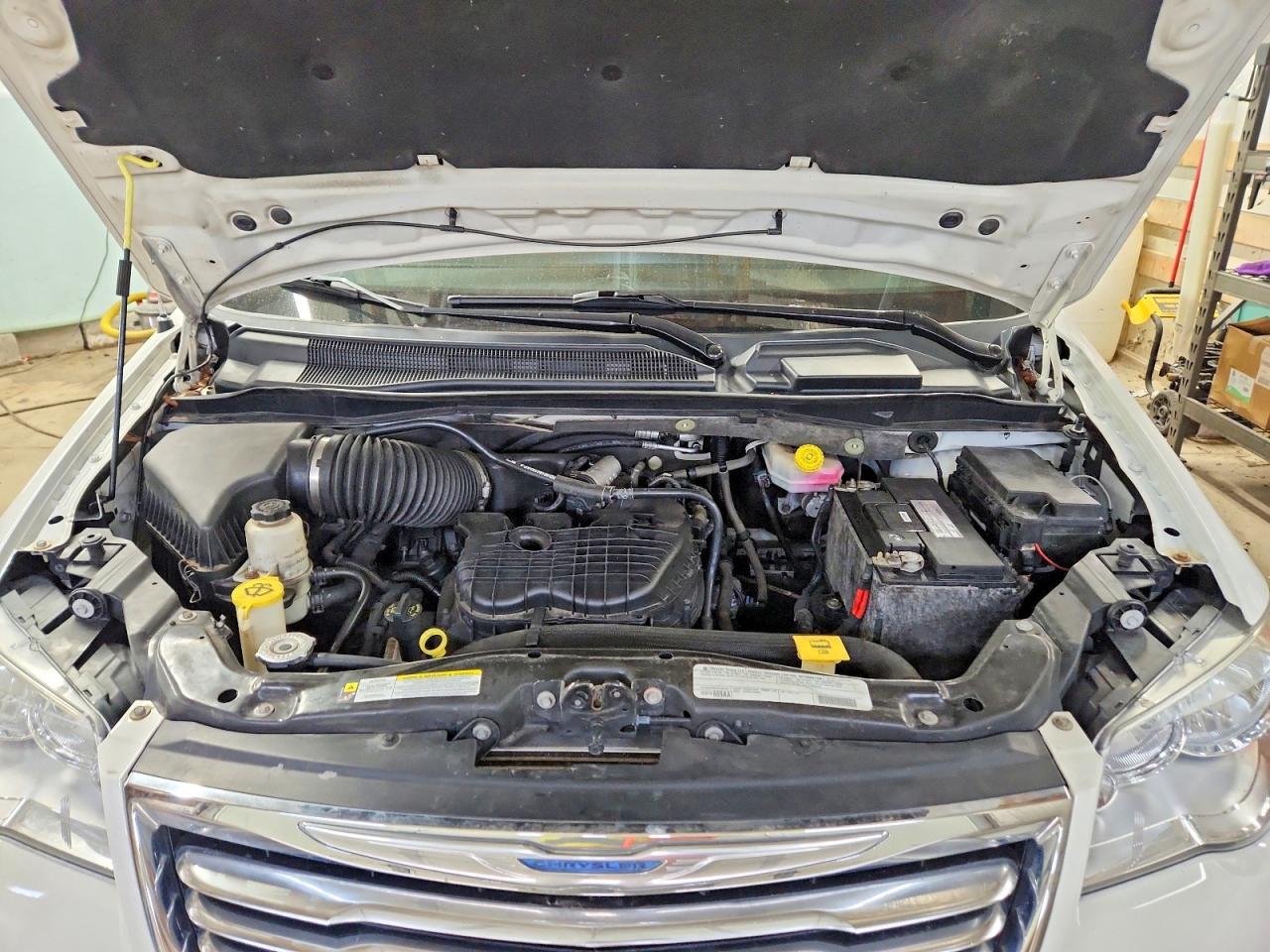 2012 CHRYSLER TOWN & COUNTRY TOURING L photo 12