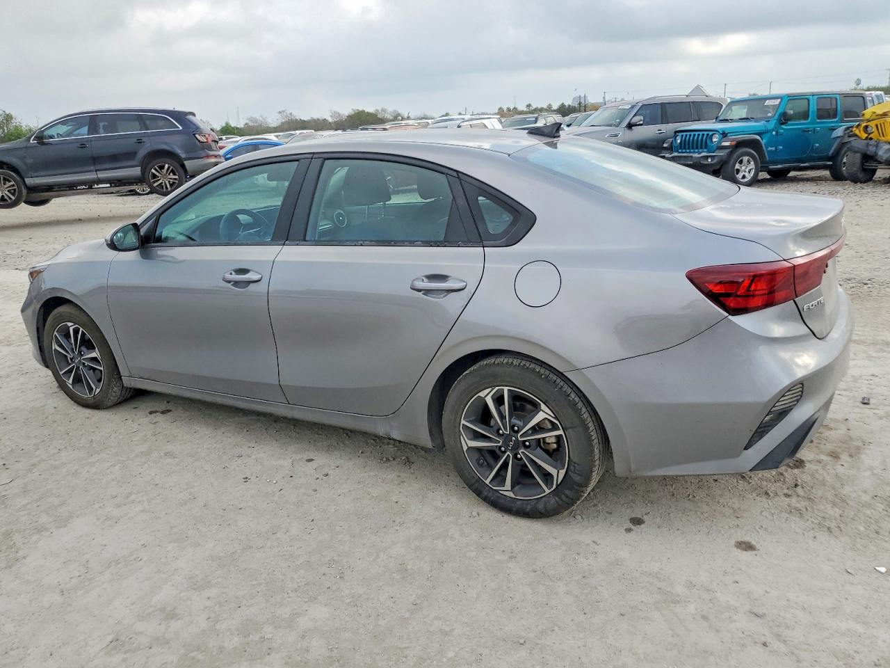 2023 KIA FORTE photo 2