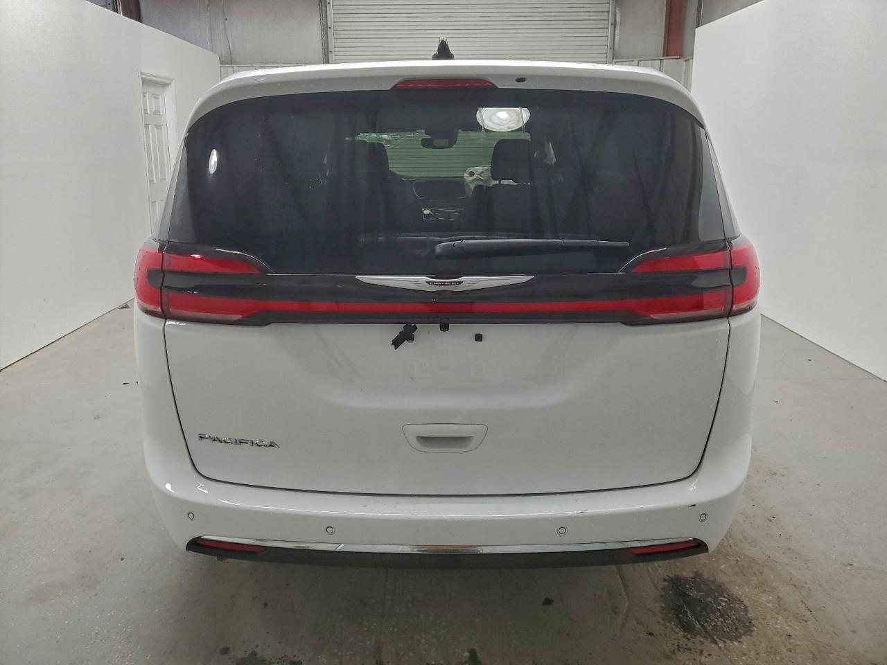 2026 CHRYSLER PACIFICA SELECT photo 6