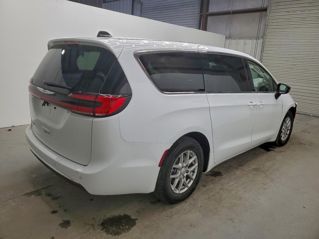 2026 CHRYSLER PACIFICA SELECT photo 3