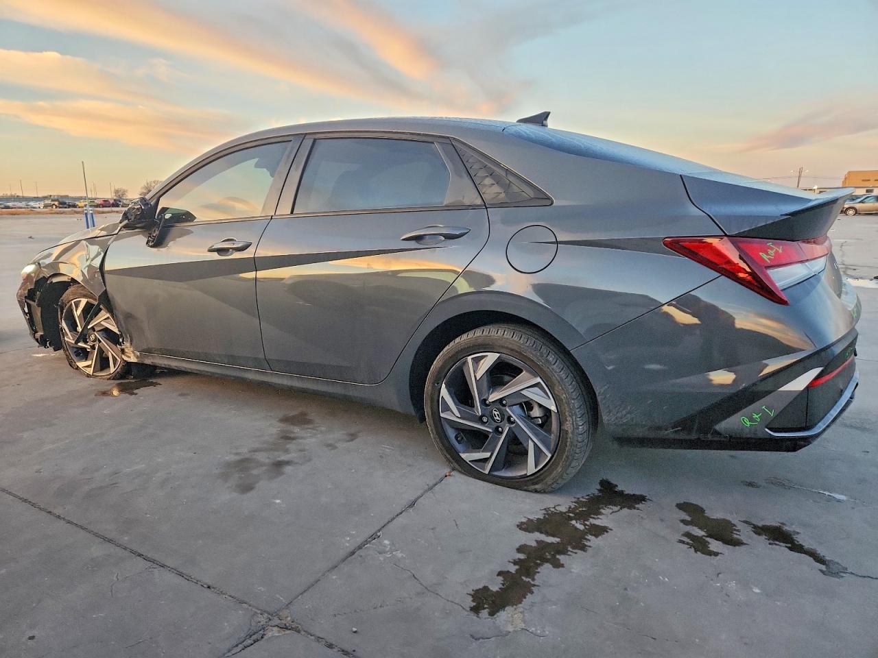 2025 HYUNDAI ELANTRA SEL SPORT photo 2