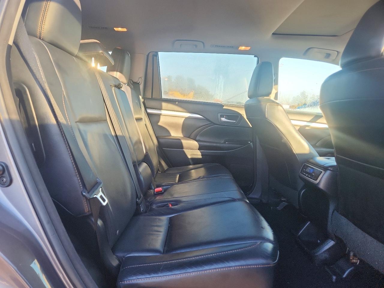 2016 TOYOTA HIGHLANDER XLE photo 11