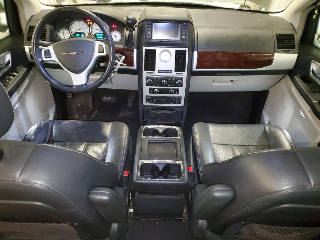 2010 CHRYSLER TOWN & COUNTRY TOURING PLUS photo 8