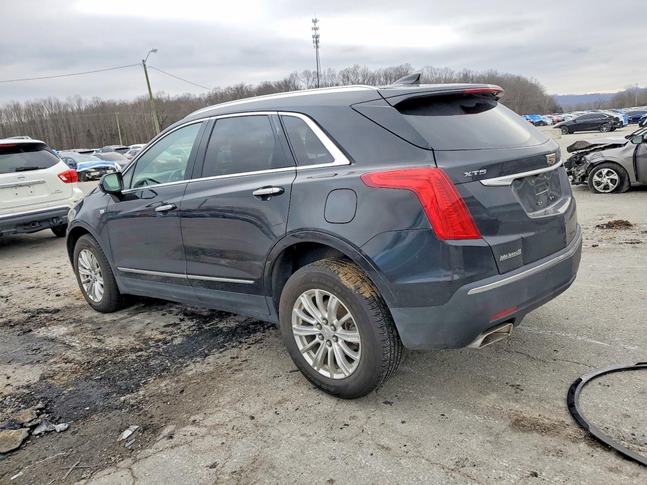 2017 CADILLAC XT5 photo 2